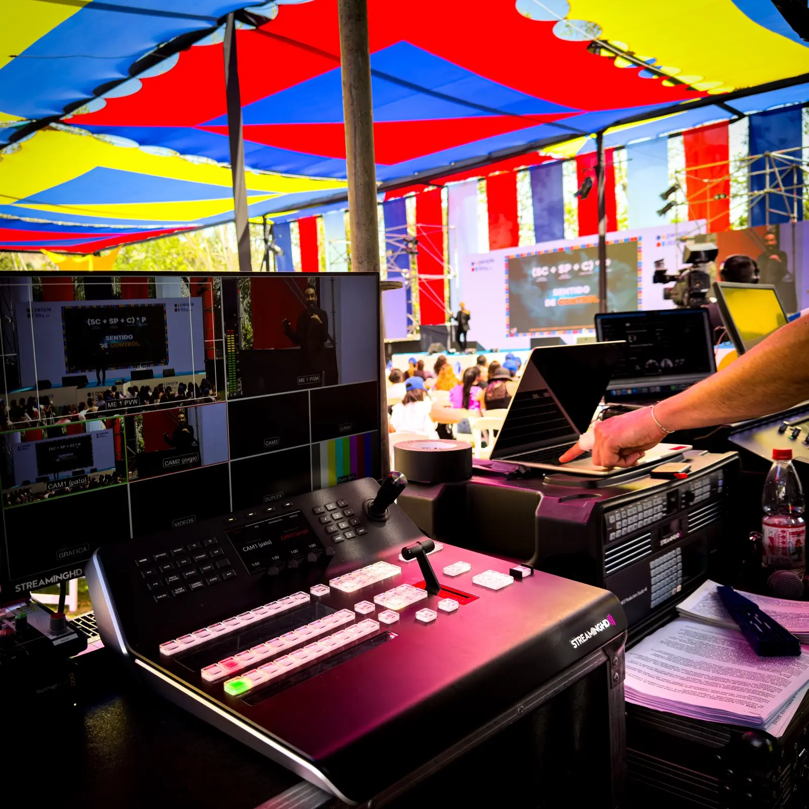 Primer plano del switcher de video durante la realización en vivo de un evento