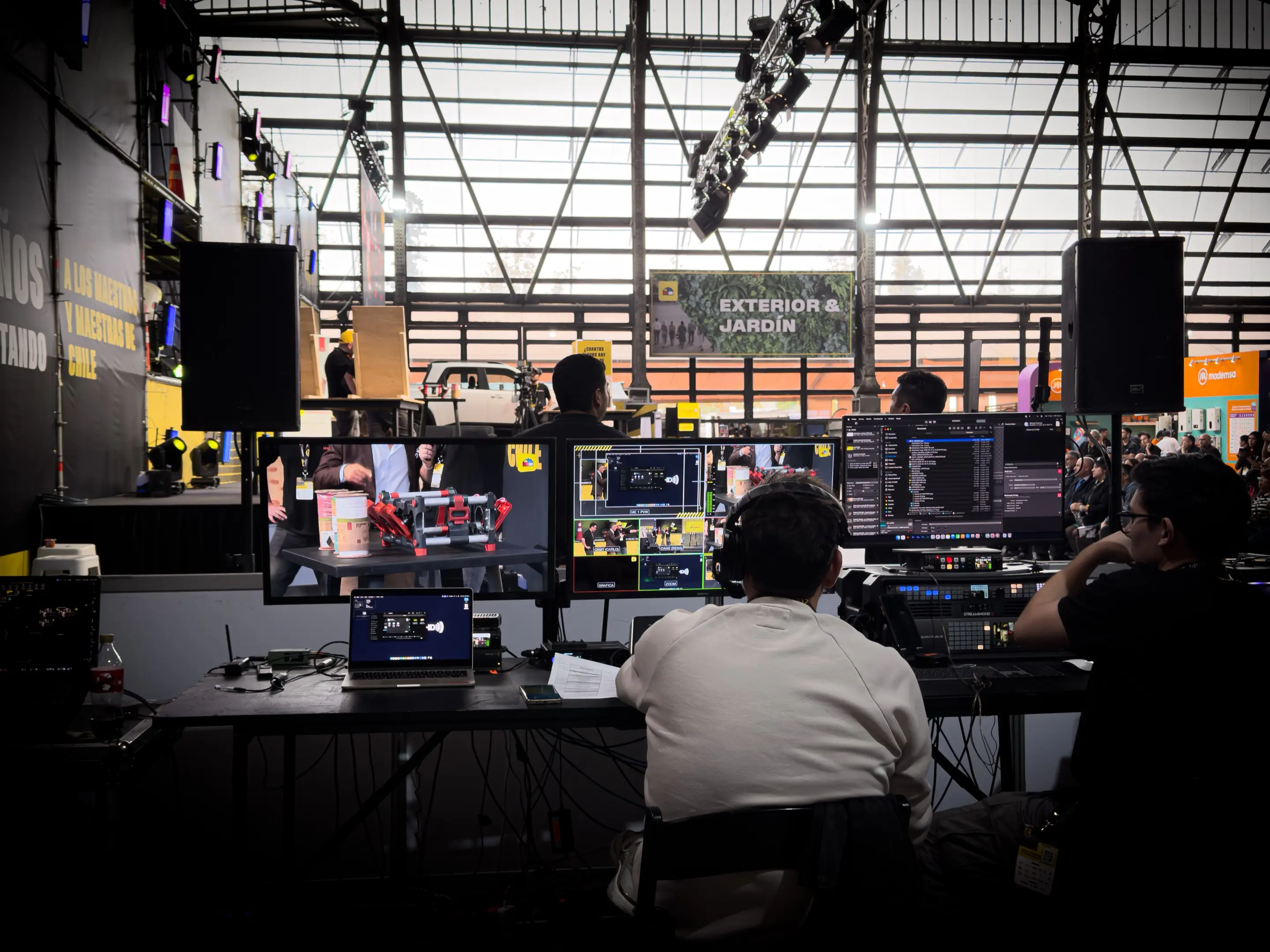 Sala de control con operadores y monitores multiview durante una transmisión