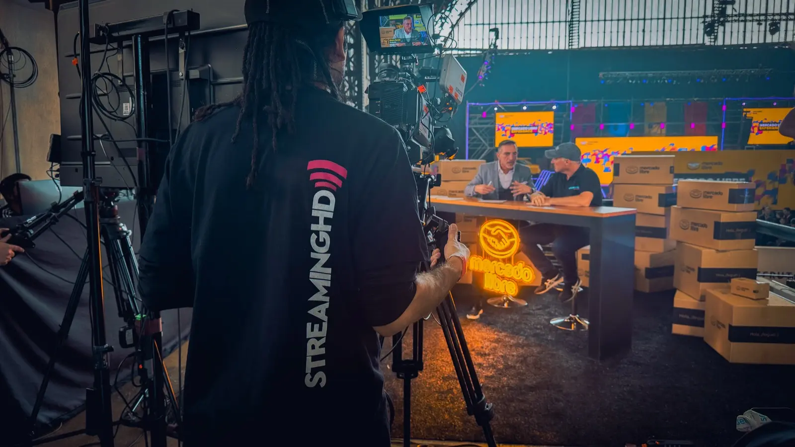 Camarógrafo de STREAMINGHD transmitiendo un evento en vivo con cámara profesional
