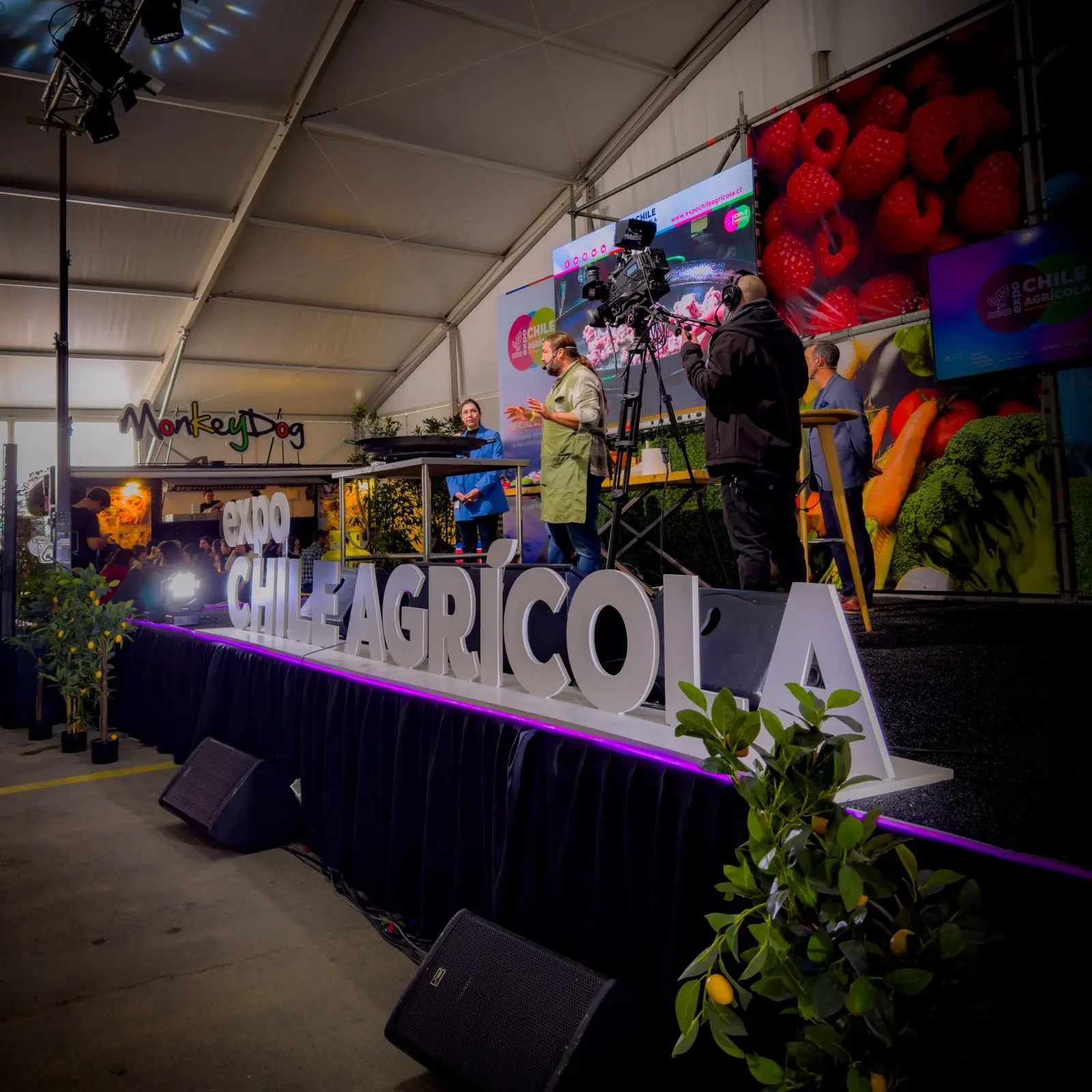 Set de transmisión en vivo montado para una expo bajo carpa
