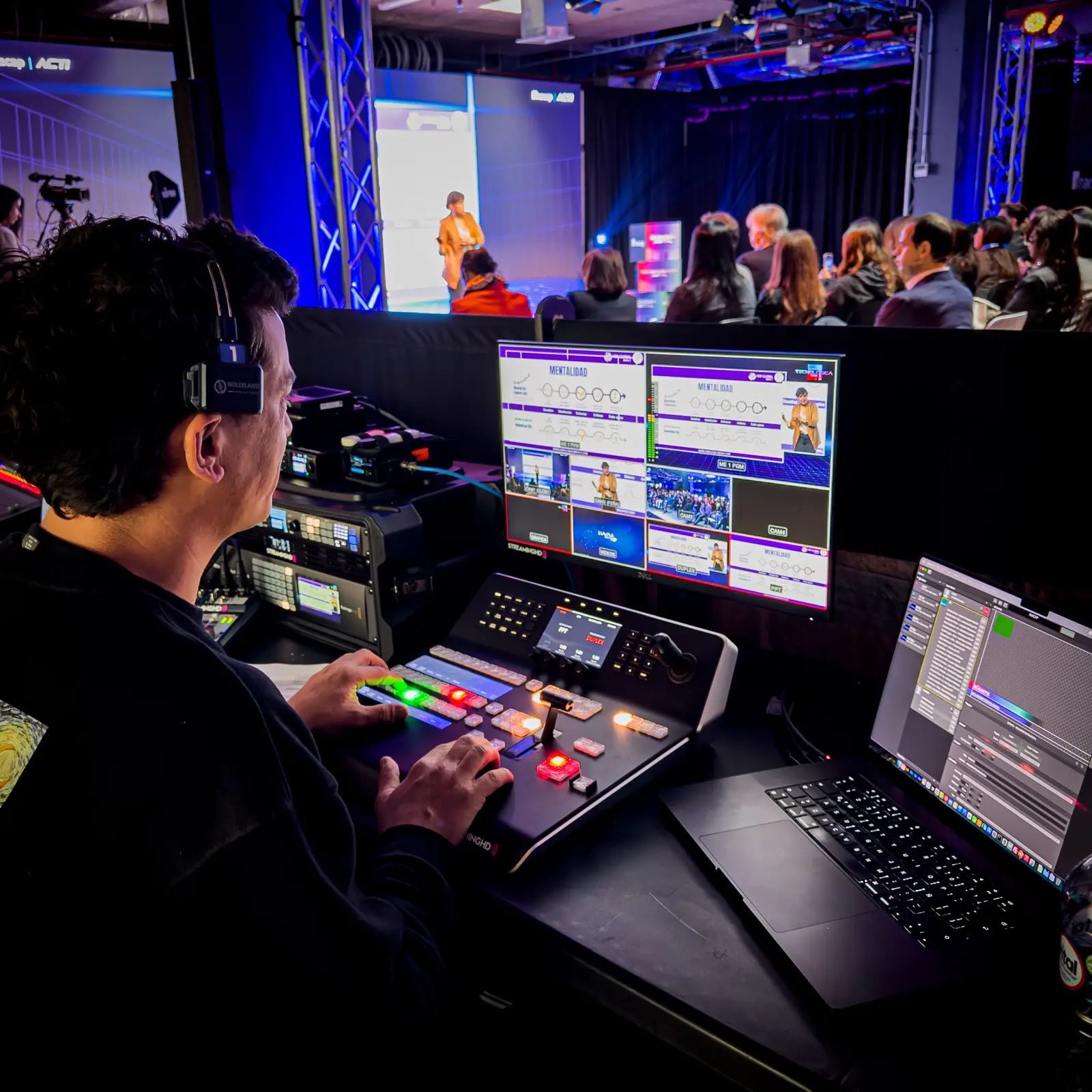 Operador realizando el switching de video en vivo de un evento corporativo
