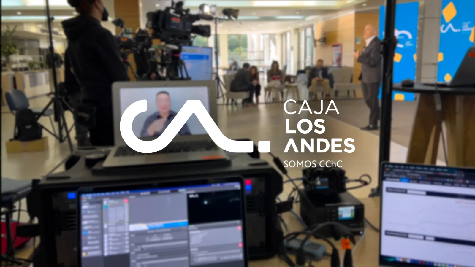 Cámara y control de STREAMINGHD transmitiendo un evento híbrido de Caja Los Andes con invitado remoto en pantalla