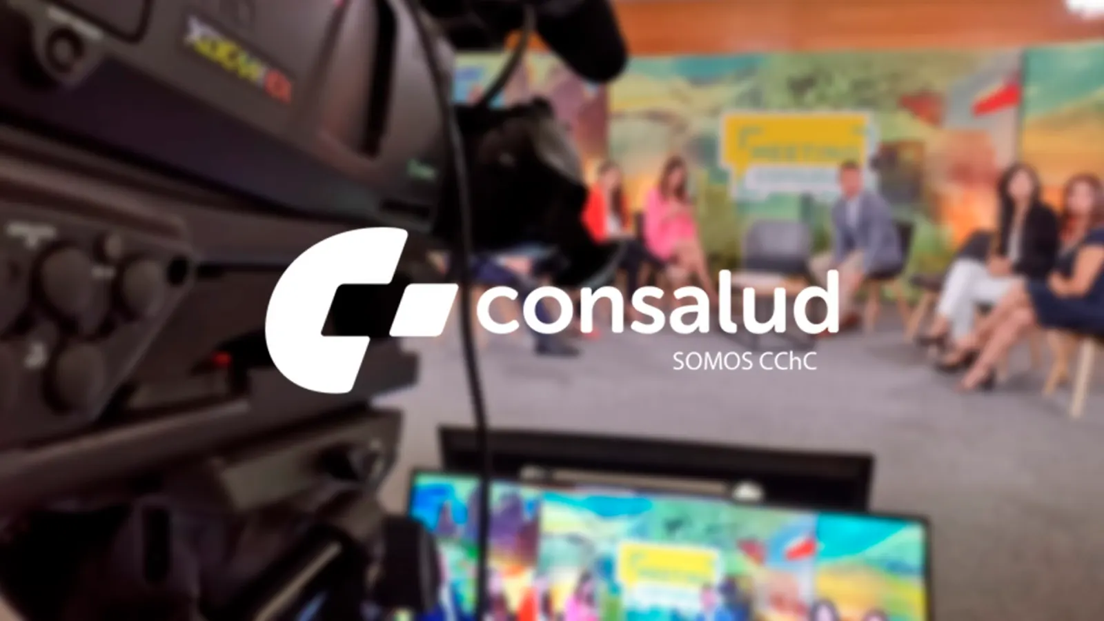 Cámara de STREAMINGHD frente al set escenografiado de la transmisión en vivo de Consalud